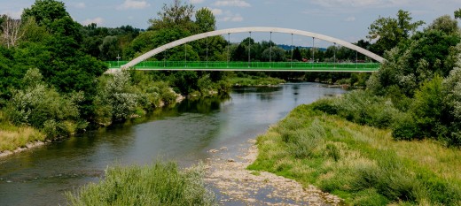 Myślenice. Kładka połączyła dwa brzegi Raby. Teraz czas na obiecane ścieżki rowerowe przez miasto