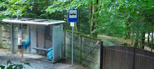 Harbutowice. Przywiozła śmieci na przystanek. Urzędnicy publikują zdjęcia i czekają na jej zgłoszenie