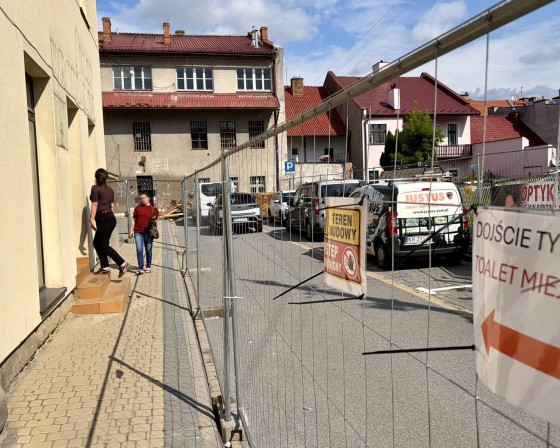 Myślenice. Ruszył remont Kamienicy Obońskich. Przejście z Rynku do ul. Gałczyńskiego zamknięte