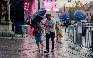 Ulewa przegoniła widzów Spotkań z Folklorem. Organizatorzy przesuwają główny koncert