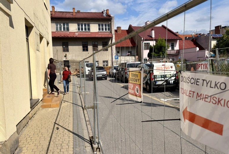 Myślenice. Ruszył remont Kamienicy Obońskich. Przejście z Rynku do ul. Gałczyńskiego zamknięte