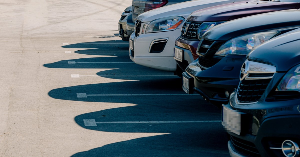 Myślenice. Robią porządki na parkingach. Koniec z handlem autami i blokowaniem miejsc