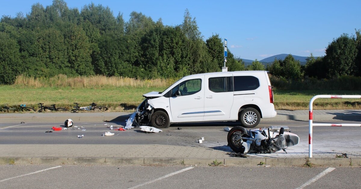 Motocyklista uderzył w rowerzystów i osobówkę. Trzy osoby trafiły do szpitala