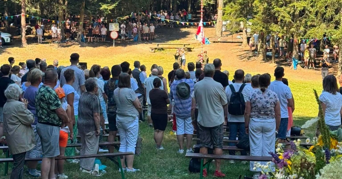 Obchody Święta Wojska Polskiego na Polanie Mikołaj. Mieszkańcy modlili się i oddali hołd partyzantom AK