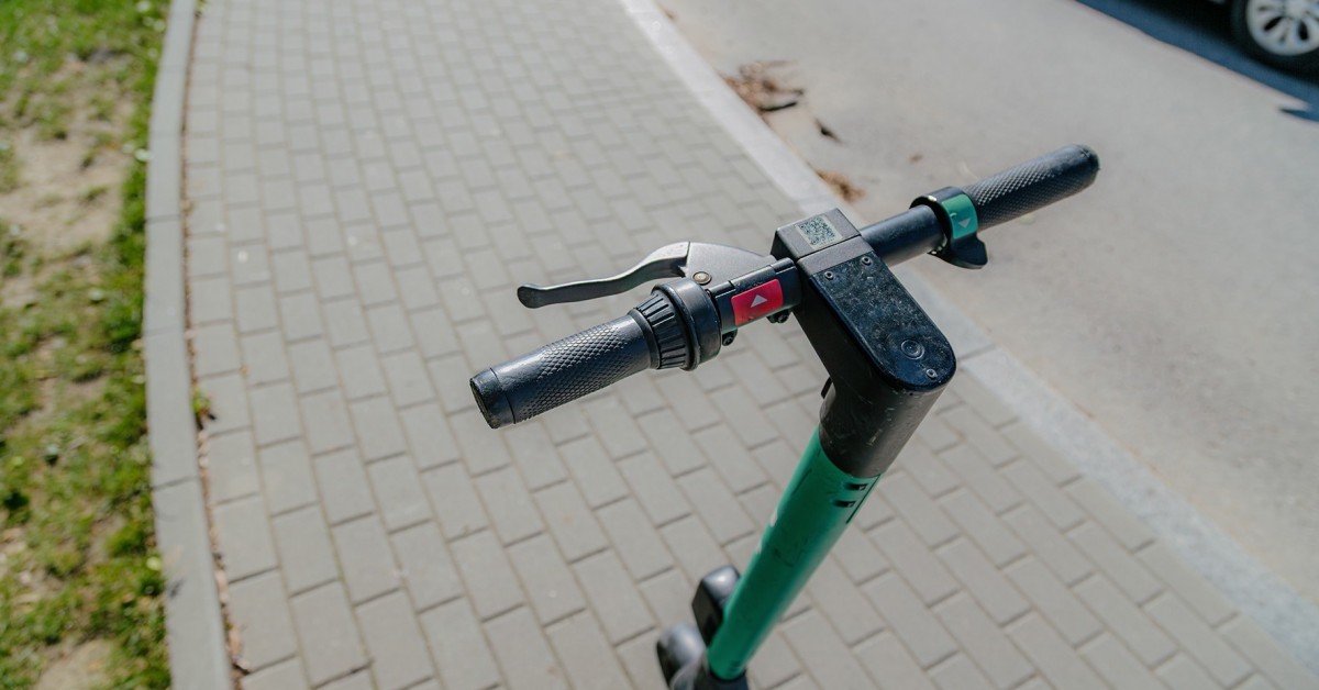 Trzemeśnia: Jechał hulajnogą elektryczną 56 km/h. Dostał mandat na 1500 zł