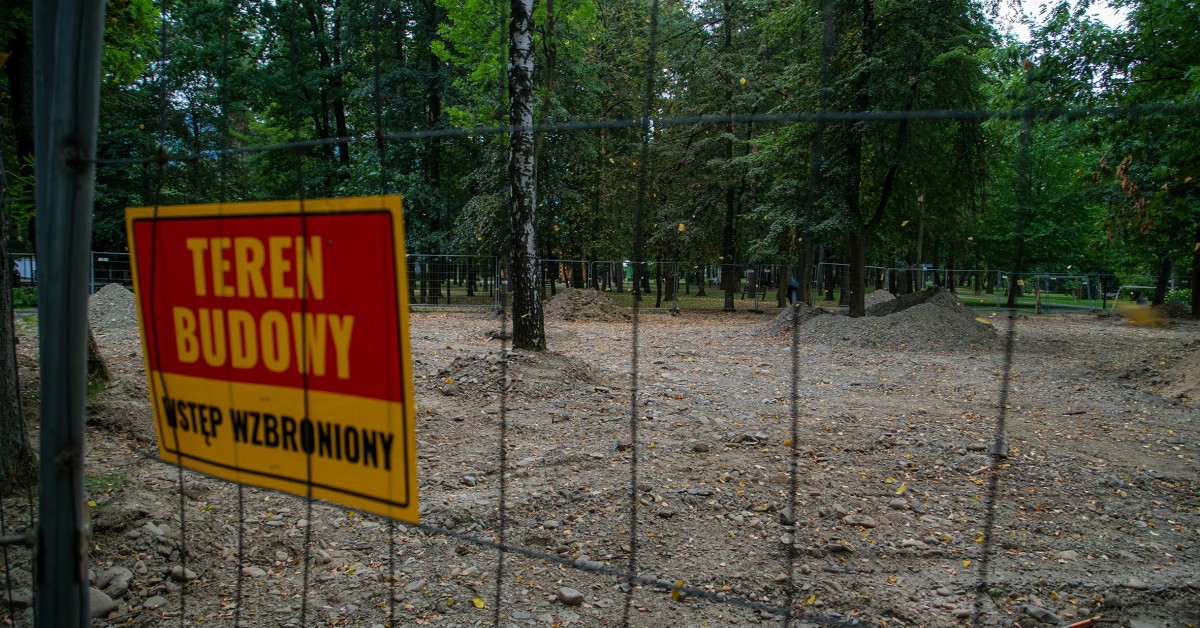 Myślenice. Miał tu być plac zabaw, ale prace wstrzymano przez... drzewa. Zastój na Zarabiu tłumaczy naczelnik Wydziału Inwestycji