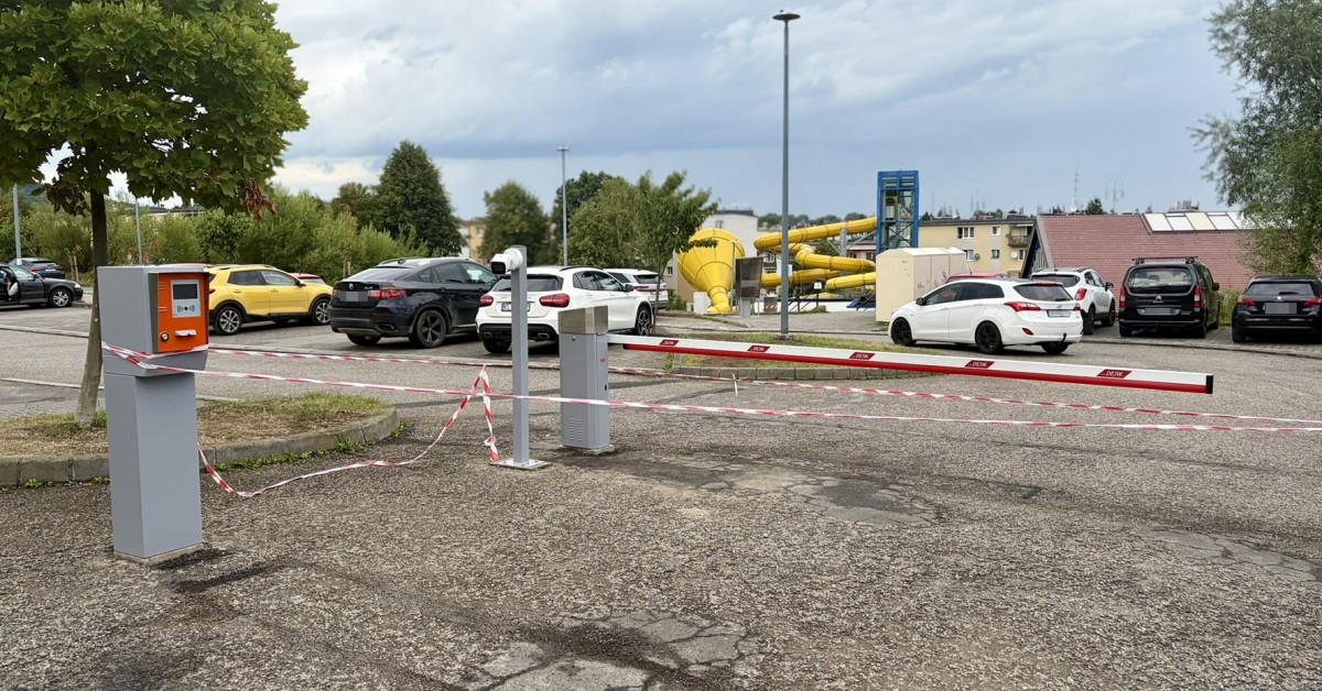 Myślenice. Na parkingu przy basenie stanął szlaban. Opłaty mają wymusić rotację samochodów
