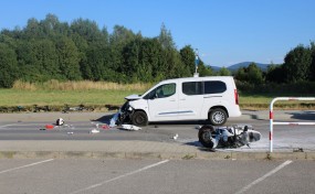 Motocyklista uderzył w rowerzystów i osobówkę. Trzy osoby trafiły do szpitala