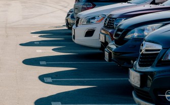 Myślenice. Robią porządki na parkingach. Koniec z handlem autami i blokowaniem miejsc