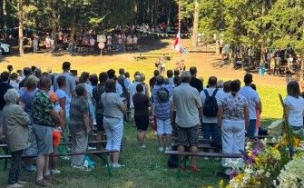 Obchody Święta Wojska Polskiego na Polanie Mikołaj. Mieszkańcy modlili się i oddali hołd partyzantom AK