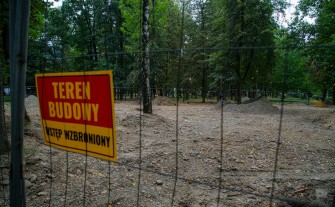 Myślenice. Miał tu być plac zabaw, ale prace wstrzymano przez... drzewa. Zastój na Zarabiu tłumaczy naczelnik Wydziału Inwestycji
