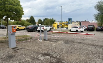 Myślenice. Na parkingu przy basenie stanął szlaban. Opłaty mają wymusić rotację samochodów