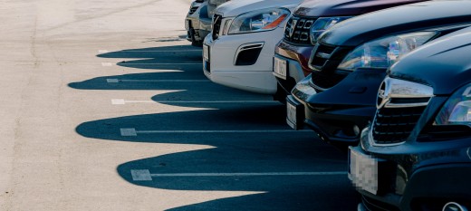 Myślenice. Robią porządki na parkingach. Koniec z handlem autami i blokowaniem miejsc