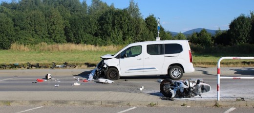 Motocyklista uderzył w rowerzystów i osobówkę. Trzy osoby trafiły do szpitala