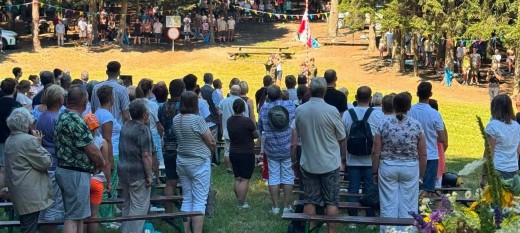 Obchody Święta Wojska Polskiego na Polanie Mikołaj. Mieszkańcy modlili się i oddali hołd partyzantom AK