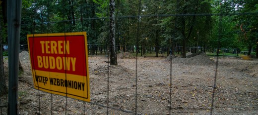 Myślenice. Miał tu być plac zabaw, ale prace wstrzymano przez... drzewa. Zastój na Zarabiu tłumaczy naczelnik Wydziału Inwestycji