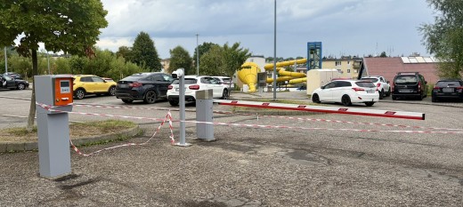 Myślenice. Na parkingu przy basenie stanął szlaban. Opłaty mają wymusić rotację samochodów