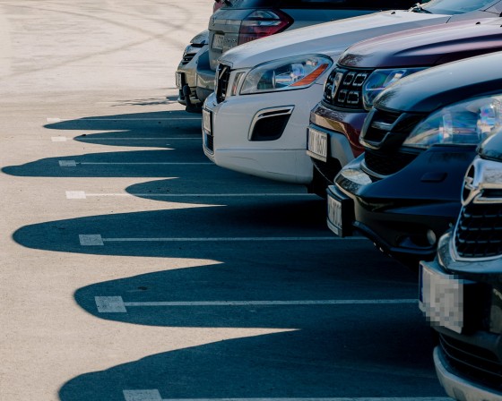 Myślenice. Robią porządki na parkingach. Koniec z handlem autami i blokowaniem miejsc