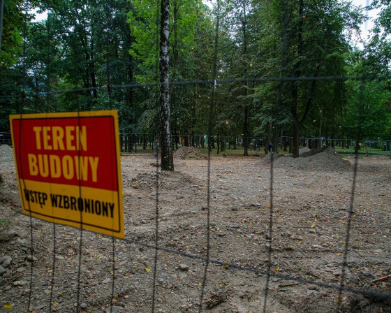 Myślenice. Miał tu być plac zabaw, ale prace wstrzymano przez... drzewa. Zastój na Zarabiu tłumaczy naczelnik Wydziału Inwestycji