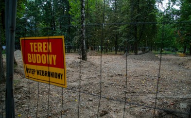 Myślenice. Miał tu być plac zabaw, ale prace wstrzymano przez... drzewa. Zastój na Zarabiu tłumaczy naczelnik Wydziału Inwestycji