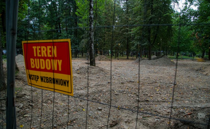 Myślenice. Miał tu być plac zabaw, ale prace wstrzymano przez... drzewa. Zastój na Zarabiu tłumaczy naczelnik Wydziału Inwestycji