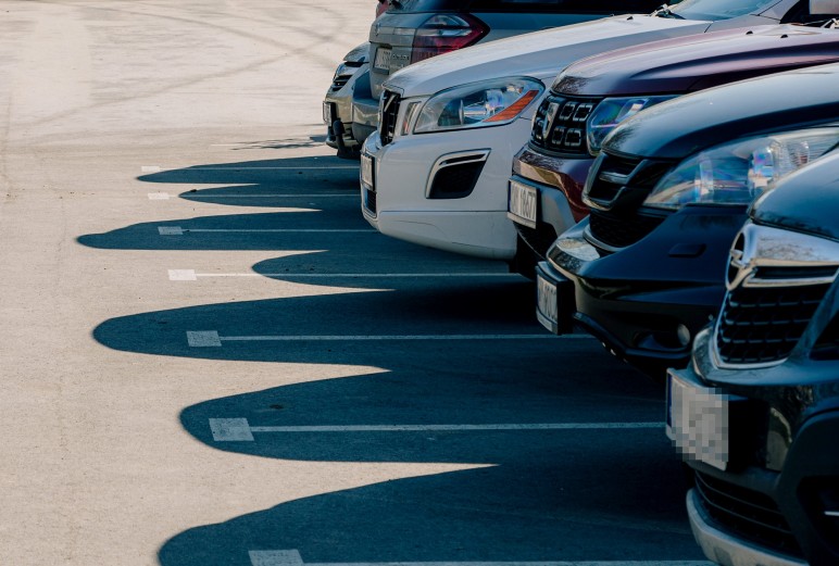 Myślenice. Robią porządki na parkingach. Koniec z handlem autami i blokowaniem miejsc