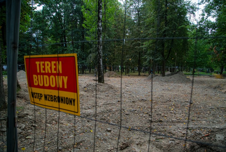 Myślenice. Miał tu być plac zabaw, ale prace wstrzymano przez... drzewa. Zastój na Zarabiu tłumaczy naczelnik Wydziału Inwestycji