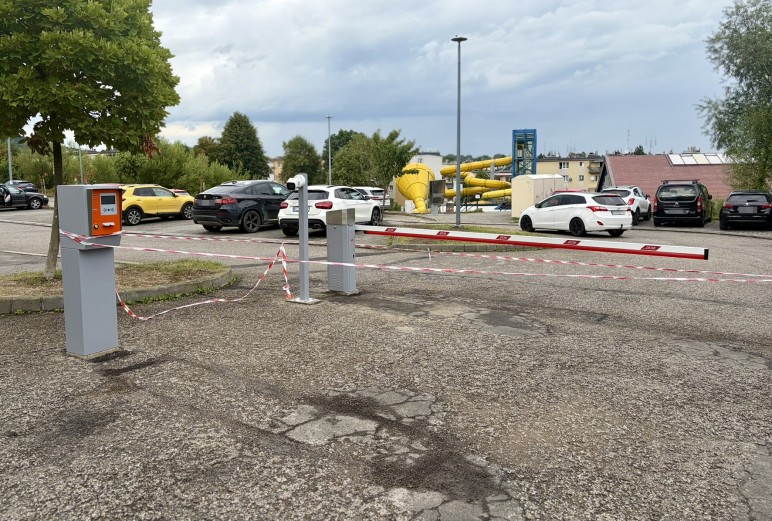 Myślenice. Na parkingu przy basenie stanął szlaban. Opłaty mają wymusić rotację samochodów