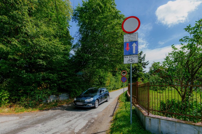 Przy drodze od lat widnieje znak B-1 (zakaz ruchu w obu kierunkach) z dopiskiem 'nie dotyczy mieszkańców ul. Leśnej, os. Chełm, Mirkówka, Poddziele oraz służb miejskich, TAXI i kom. zbiorowej'.