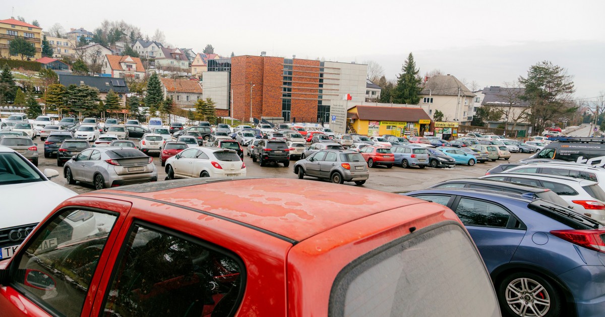 Myślenice. Trwają prace nad parkingiem przy ul. Traugutta. Zmiana koncepcji zawiera funkcję schronienia