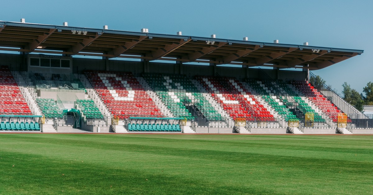 Dalin z tytułem „Zasłużony dla Gminy Myślenice”. Wręczenie odznaczenia podczas otwarcia stadionu