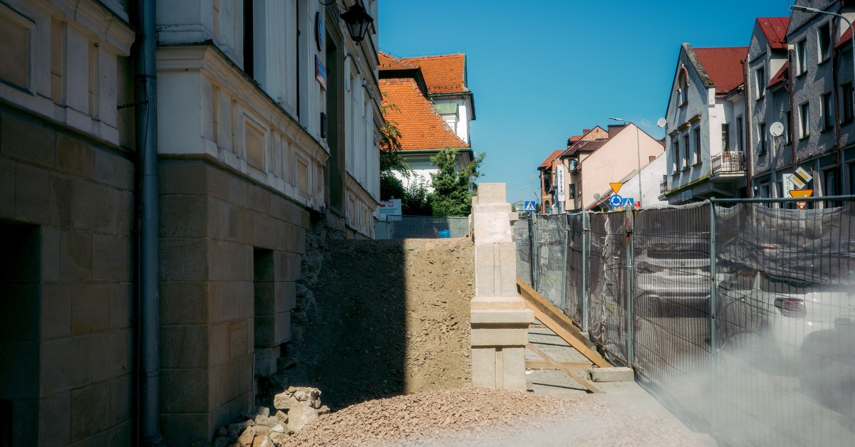 Myślenice. Trwa remont schodów przy SP1. Mają być gotowe do końca roku
