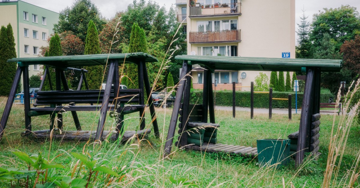 Alarmujecie: Plac zabaw na Osiedlu 1000-lecia wymaga interwencji. "Trawa jest miejscami po kolana"
