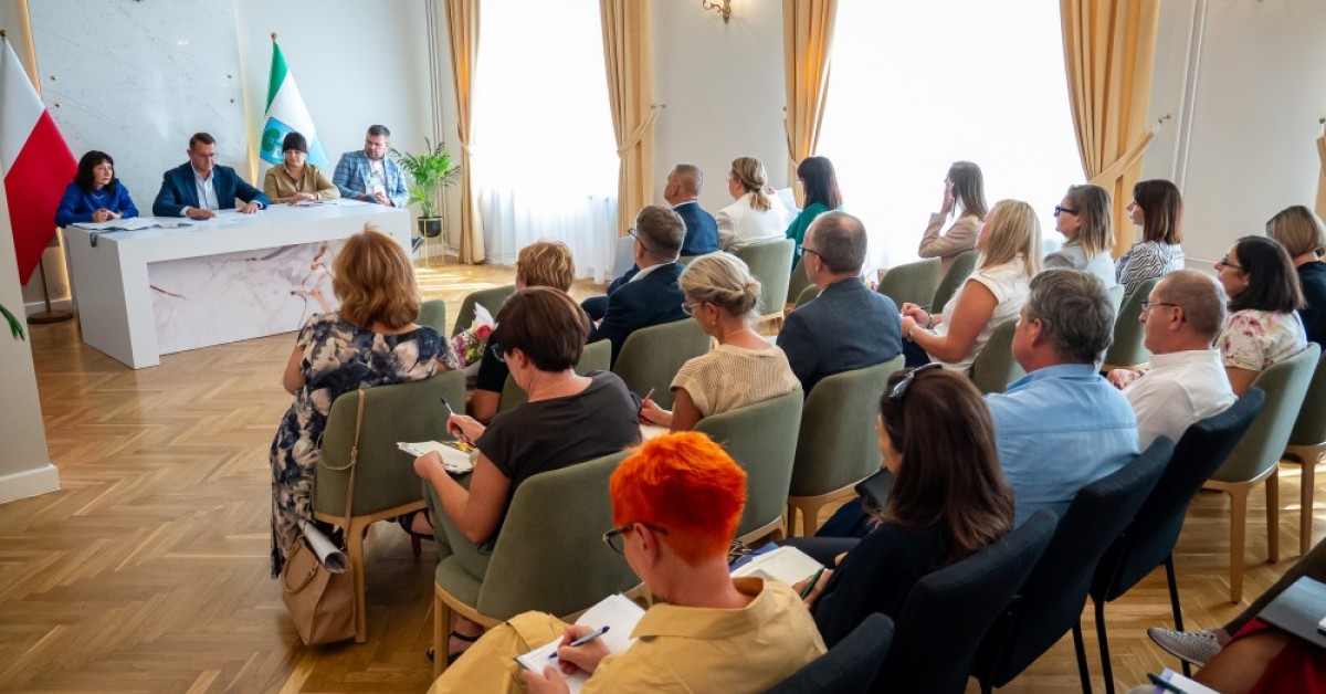 Myślenice. Burmistrz wręczył powierzenia stanowisk i nagrody jubileuszowe w gminnej oświacie