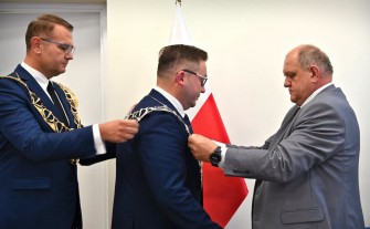 Złocisty dla burmistrza, srebrzysty dla przewodniczącego. Samorządowcy odebrali insygnia władzy