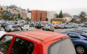 Myślenice. Trwają prace nad parkingiem przy ul. Traugutta. Zmiana koncepcji zawiera funkcję schronienia