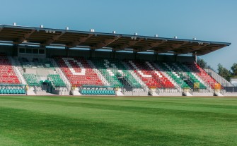 Dalin z tytułem „Zasłużony dla Gminy Myślenice”. Wręczenie odznaczenia podczas otwarcia stadionu