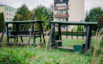 Alarmujecie: Plac zabaw na Osiedlu 1000-lecia wymaga interwencji. "Trawa jest miejscami po kolana"
