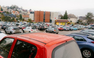Myślenice. Trwają prace nad parkingiem przy ul. Traugutta. Zmiana koncepcji zawiera funkcję schronienia