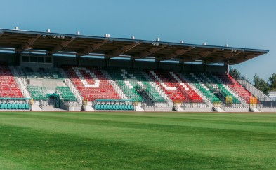 Dalin z tytułem „Zasłużony dla Gminy Myślenice”. Wręczenie odznaczenia podczas otwarcia stadionu