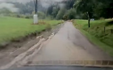 Poręba. Radna ponownie interweniuje w sprawie drogi. Pokazała nagranie z przejazdu