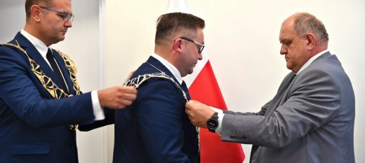 Złocisty dla burmistrza, srebrzysty dla przewodniczącego. Samorządowcy odebrali insygnia władzy