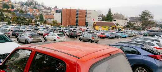 Myślenice. Trwają prace nad parkingiem przy ul. Traugutta. Zmiana koncepcji zawiera funkcję schronienia