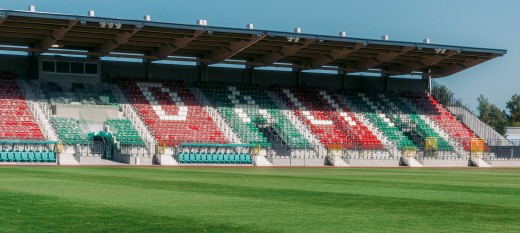 Dalin z tytułem „Zasłużony dla Gminy Myślenice”. Wręczenie odznaczenia podczas otwarcia stadionu