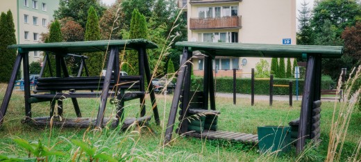 Alarmujecie: Plac zabaw na Osiedlu 1000-lecia wymaga interwencji. "Trawa jest miejscami po kolana"