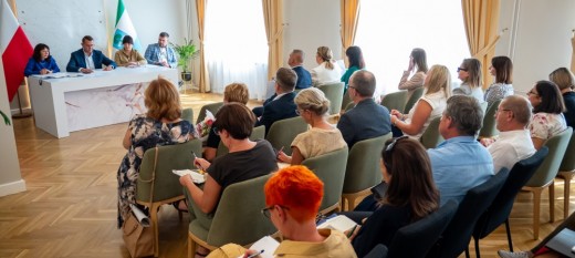Myślenice. Burmistrz wręczył powierzenia stanowisk i nagrody jubileuszowe w gminnej oświacie