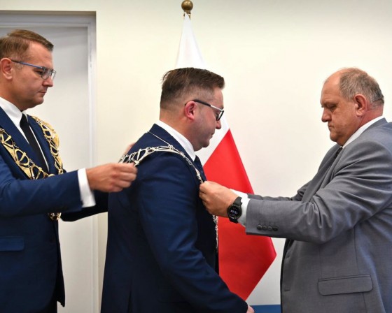 Złocisty łańcuch dla burmistrza, srebrzysty dla przewodniczącego. Samorządowcy odebrali insygnia władzy