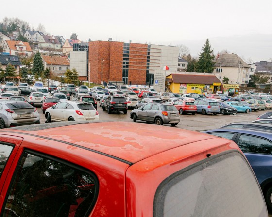 Myślenice. Trwają prace nad parkingiem przy ul. Traugutta. Zmiana koncepcji zawiera funkcję schronienia