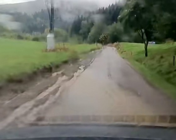 Poręba. Radna ponownie interweniuje w sprawie drogi. Pokazała nagranie z przejazdu