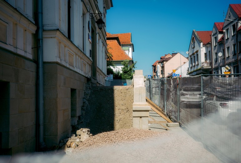 Myślenice. Trwa remont schodów przy SP1. Mają być gotowe do końca roku